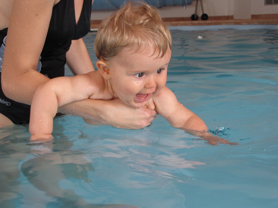 9. Langkah Mudah Mengatasi Anak yang Takut Berenang - gbr
